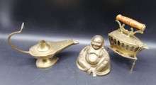 Mosadzný Budha, lampa a žehlička