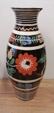 Váza z pozdišovskej keramiky, kvety
