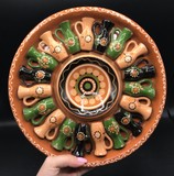 Tanier s džbánmi z keramiky